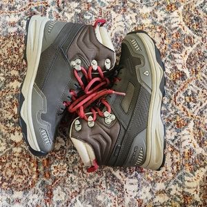 Style 7250 children's ( boy or girl )Vasque waterproof boots brown/red,  size 1
